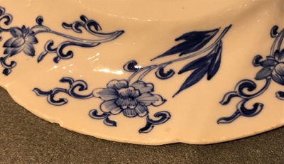 Twee blauwwitte Chinese plooischotels met een feniks en apen, Kangxi