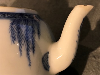 Een Chinese blauwwitte theepot met sc&egrave;ne uit &quot;De Romance van de Westelijke Kamer&quot;, Yongzheng