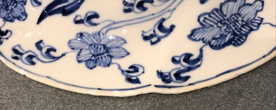 Twee blauwwitte Chinese plooischotels met een feniks en apen, Kangxi