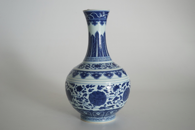 Een Chinese blauwwitte flesvormige vaas in Ming-stijl, Guangxu merk, 20e eeuw