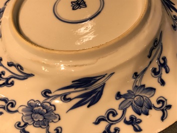 Deux assiettes polylob&eacute;es en porcelaine de Chine bleu et blanc aux ph&eacute;nix et singes, Kangxi