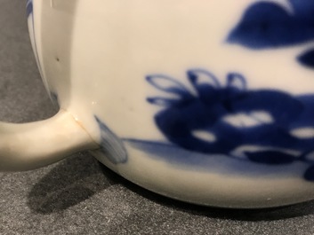 Een Chinese blauwwitte theepot met sc&egrave;ne uit &quot;De Romance van de Westelijke Kamer&quot;, Yongzheng