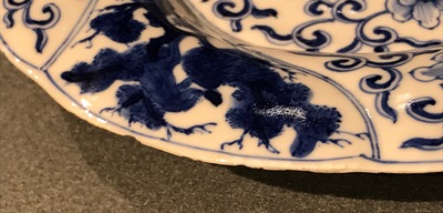 Twee blauwwitte Chinese plooischotels met een feniks en apen, Kangxi