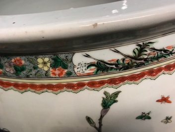 Un aquarium en porcelaine de Chine famille verte &agrave; d&eacute;cor de oiseaux parmi fleurs, 19&egrave;me