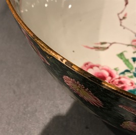 Een grote Chinese famille rose kom met fijn figuratief decor, Yongzheng