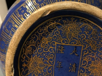 Une paire de vases en porcelaine de Chine &agrave; d&eacute;cor dor&eacute; sur fond bleu poudr&eacute;, marque de Qianlong, &eacute;poque Guangxu