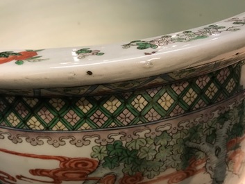Un aquarium en porcelaine de Chine famille verte &agrave; d&eacute;cor de figures, 19&egrave;me