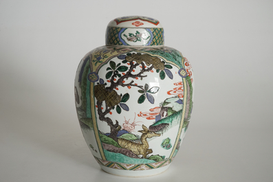 Un pot couvert en porcelaine de Chine famille verte, 19&egrave;me