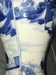 Un vase en porcelaine de Chine bleu et blanc aux cartouches de paysages, Kangxi