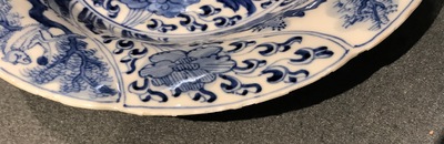 Deux assiettes polylob&eacute;es en porcelaine de Chine bleu et blanc aux ph&eacute;nix et singes, Kangxi