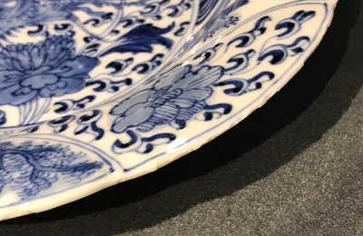 Deux assiettes polylob&eacute;es en porcelaine de Chine bleu et blanc aux ph&eacute;nix et singes, Kangxi