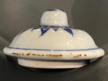 Trois moutardiers couverts du type Hatcher cargo en porcelaine de Chine bleu et blanc, Transition