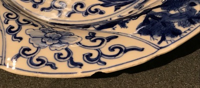 Deux assiettes polylob&eacute;es en porcelaine de Chine bleu et blanc aux ph&eacute;nix et singes, Kangxi