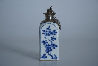 Een vierkante Chinese blauwwitte fles met zilveren montuur, Kangxi