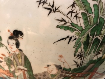 Een Chinese famille verte viskom met figurendecor, 19e eeuw