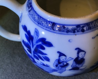 Een Chinese blauwwitte theepot met sc&egrave;ne uit &quot;De Romance van de Westelijke Kamer&quot;, Yongzheng