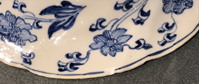 Deux assiettes polylob&eacute;es en porcelaine de Chine bleu et blanc aux ph&eacute;nix et singes, Kangxi