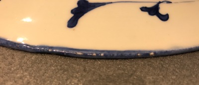 Une assiette en porcelaine de Chine bleu et blanc &agrave; d&eacute;cor floral, marque et &eacute;poque de Qianlong, minyao