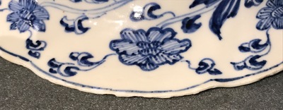 Twee blauwwitte Chinese plooischotels met een feniks en apen, Kangxi