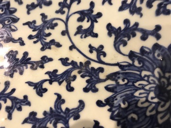 Un grand plat en porcelaine de Chine bleu et blanc aux fleurs de lotus, marque et &eacute;poque de Qianlong