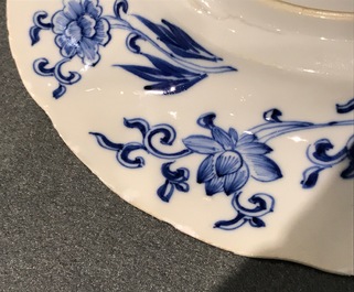 Deux assiettes polylob&eacute;es en porcelaine de Chine bleu et blanc aux ph&eacute;nix et singes, Kangxi