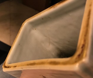 Un vase de forme fanghu en porcelaine de Chine qianjiang cai, 19/20&egrave;me