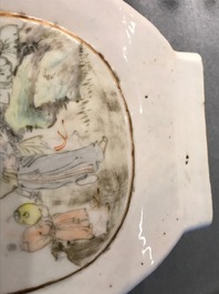 Un vase de forme fanghu en porcelaine de Chine qianjiang cai, 19/20&egrave;me