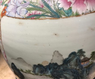 Une paire de tr&egrave;s grands vases millefleurs en porcelaine de Chine famille rose, 19&egrave;me