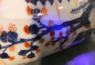 Une paire de chopes en pocelaine de Chine de style Imari, Kangxi