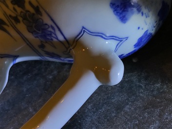 Une verseuse en porcelaine de Chine bleu et blanc, &eacute;poque Transition