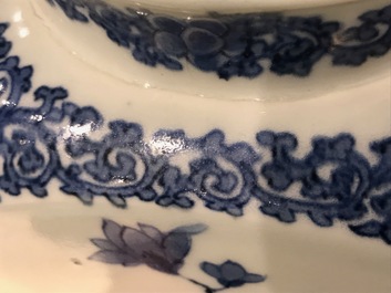 Une bouteille carr&eacute;e en porcelaine d'Arita bleu et blanc de style Kakiemon, Japon, 17/18&egrave;me