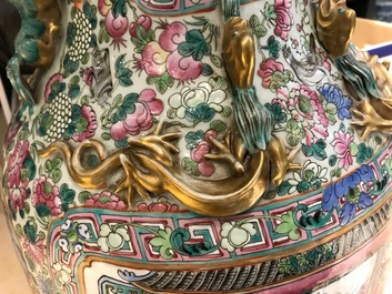 Une paire de tr&egrave;s grands vases aux guerriers en porcelaine de Chine famille rose, 19&egrave;me