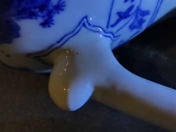 Une verseuse en porcelaine de Chine bleu et blanc, &eacute;poque Transition