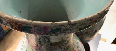 Une paire de tr&egrave;s grands vases millefleurs en porcelaine de Chine famille rose, 19&egrave;me