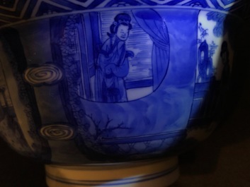 Un bol de type klapmuts en porcelaine de Chine bleu et blanc, marque et &eacute;poque de Kangxi