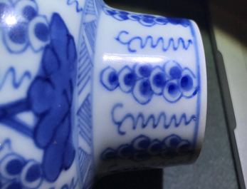 Een paar Chinese blauwwitte dekselvazen met druiventrossen, Kangxi