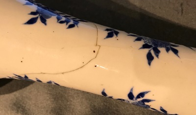 Een Chinese blauwwitte flesvormige vaas, Kangxi merk en periode