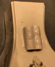 Un vase de forme fanghu en porcelaine de Chine qianjiang cai, 19/20&egrave;me