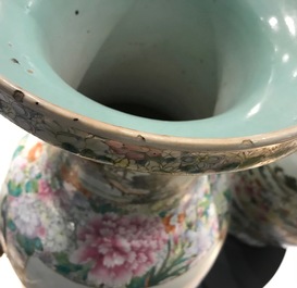 Une paire de tr&egrave;s grands vases millefleurs en porcelaine de Chine famille rose, 19&egrave;me