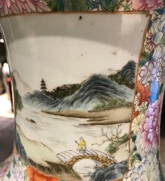 Une paire de tr&egrave;s grands vases millefleurs en porcelaine de Chine famille rose, 19&egrave;me