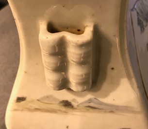 Un vase de forme fanghu en porcelaine de Chine qianjiang cai, 19/20&egrave;me