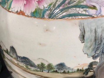 Une paire de tr&egrave;s grands vases millefleurs en porcelaine de Chine famille rose, 19&egrave;me