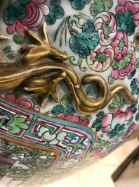 Une paire de tr&egrave;s grands vases aux guerriers en porcelaine de Chine famille rose, 19&egrave;me