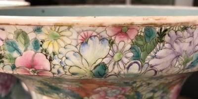 Une paire de tr&egrave;s grands vases millefleurs en porcelaine de Chine famille rose, 19&egrave;me