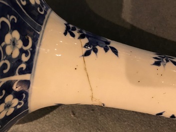 Un vase de forme bouteille en porcelaine de Chine bleu et blanc, marque et &eacute;poque de Kangxi