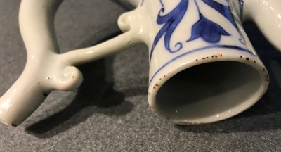 Une verseuse en porcelaine de Chine bleu et blanc, &eacute;poque Transition