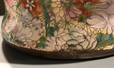 Une paire de tr&egrave;s grands vases millefleurs en porcelaine de Chine famille rose, 19&egrave;me