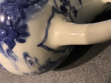 Une verseuse en porcelaine de Chine bleu et blanc, &eacute;poque Transition