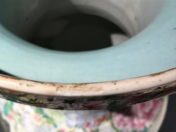 Une paire de tr&egrave;s grands vases millefleurs en porcelaine de Chine famille rose, 19&egrave;me