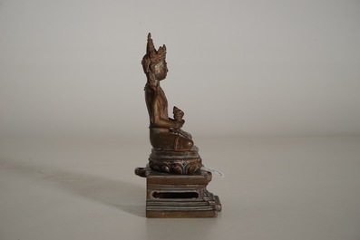 Un mod&egrave;le de Bouddha Amitayus sur tr&ocirc;ne en lotus en bronze sino-tib&eacute;tain, 19&egrave;me